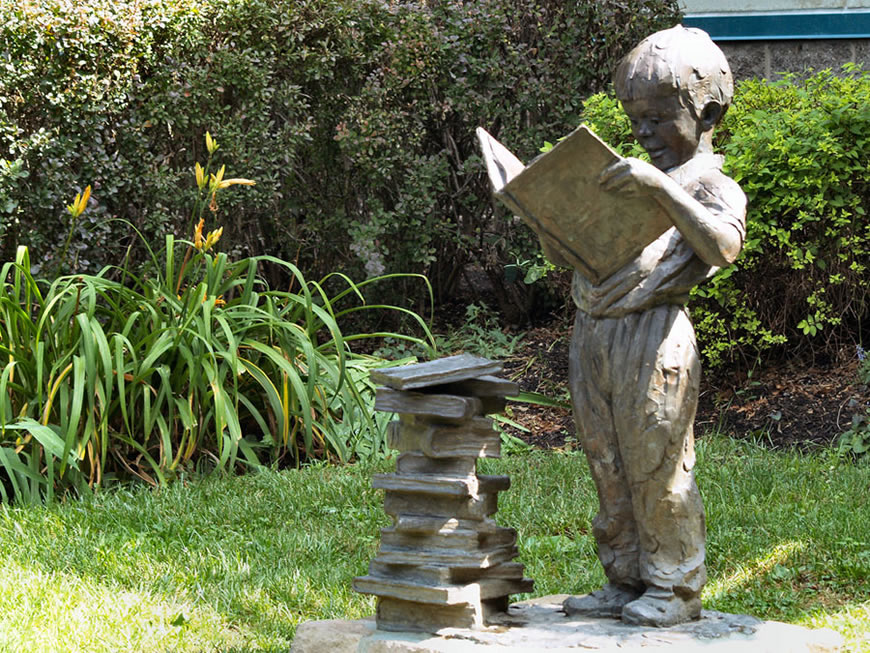 Young Boy Reading (Читающий мальчик)