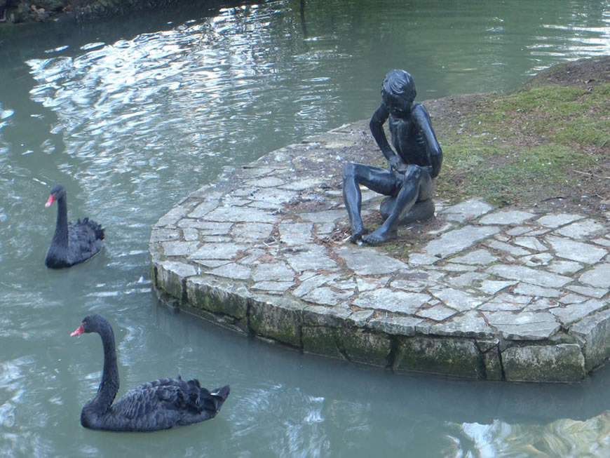 Мальчик, сидящий на камне (Boy sitting on a rock) 