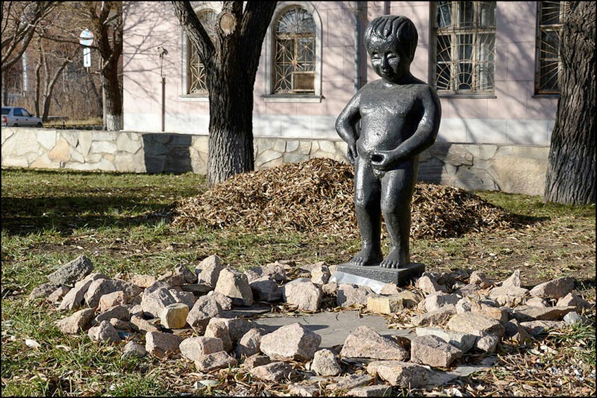 Писающий мальчик (Piss boy), 2017
