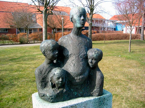 Mor med børn (Мать с детьми), 1976