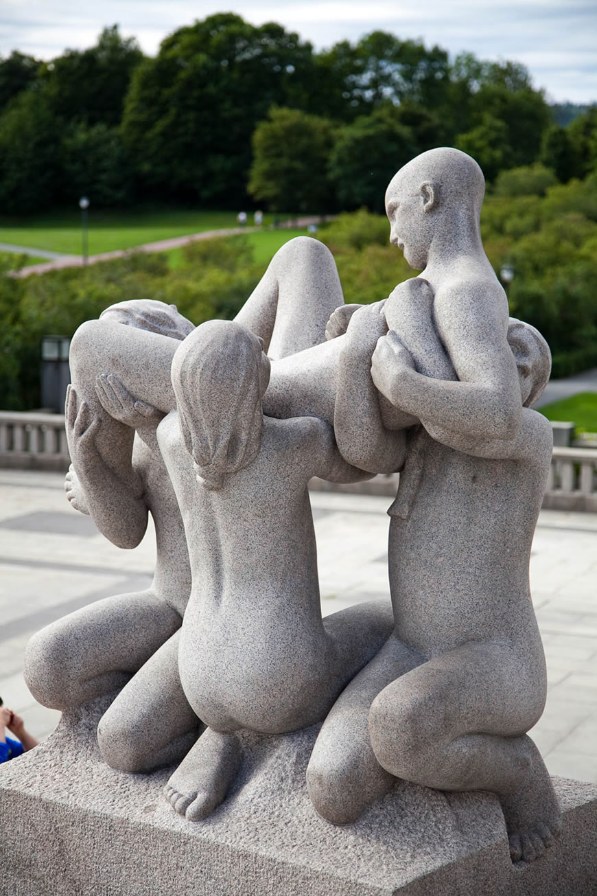 Three girls lifting a boy (Три девушки поднимают мальчика), 1930-1945