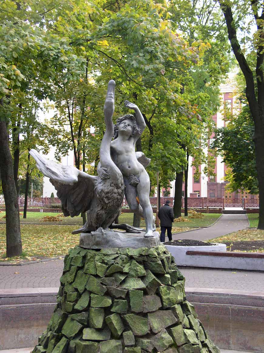 Boy playing with a swan (Мальчик, играющий с лебедем)