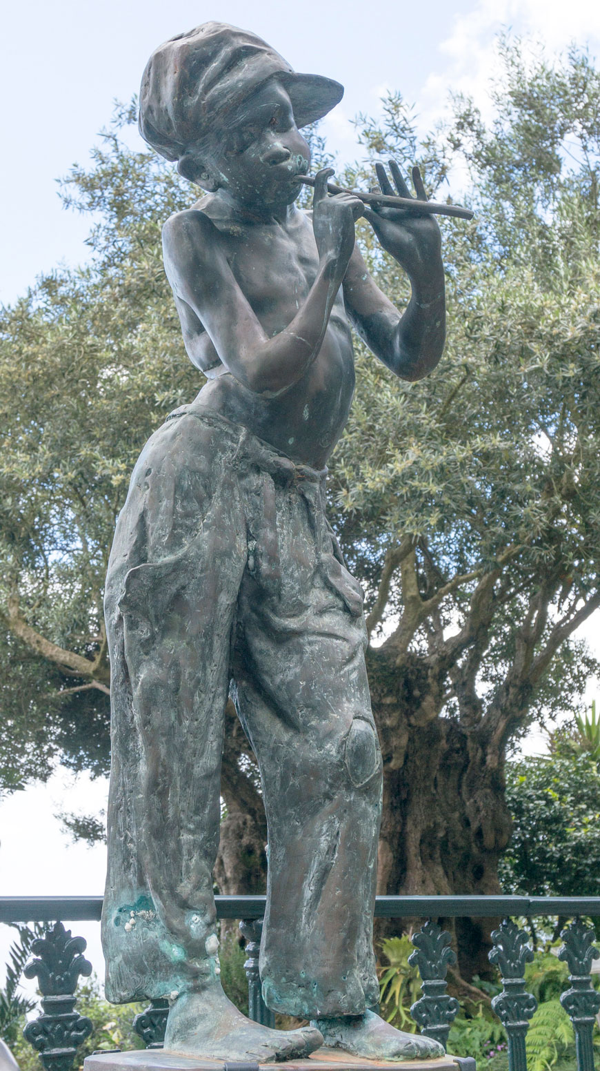 Boy playing the flute (Мальчик, играющий на флейте)