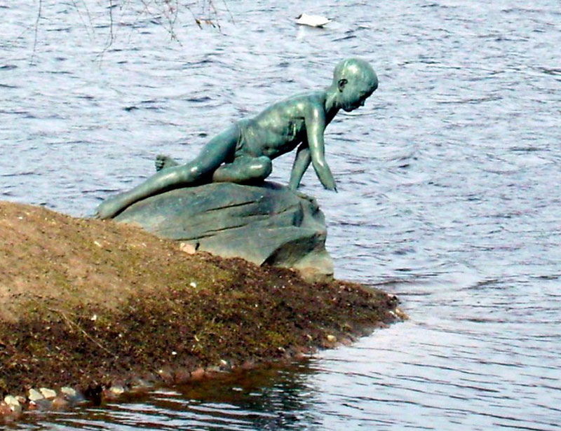 Мальчик, смотрящий в воду / Мальчик с корабликом (A boy looking in the water / A boy with a toy boat), 1950