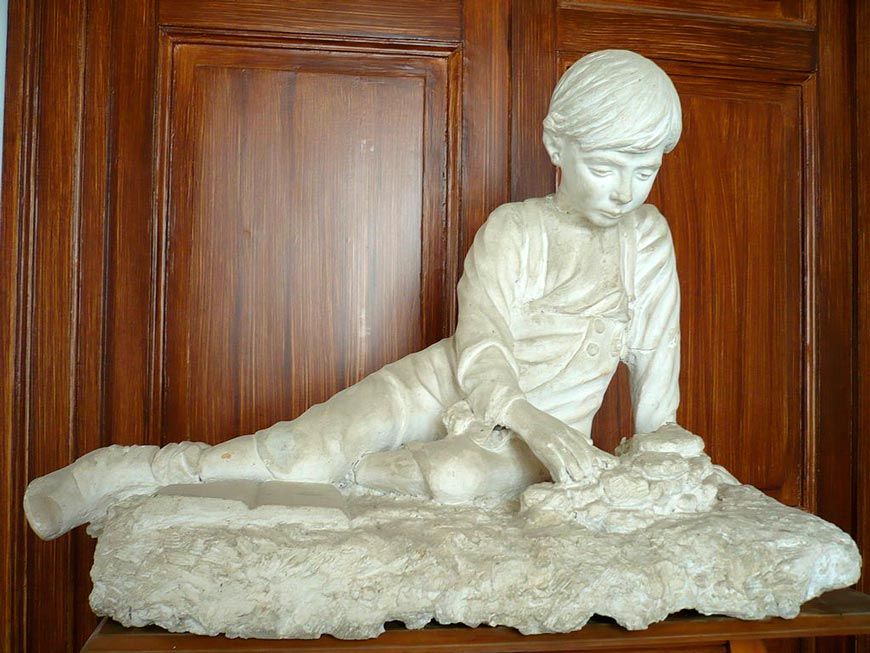 Bimbo che gioca con pietre (Мальчик, играющий камнями), 1913 