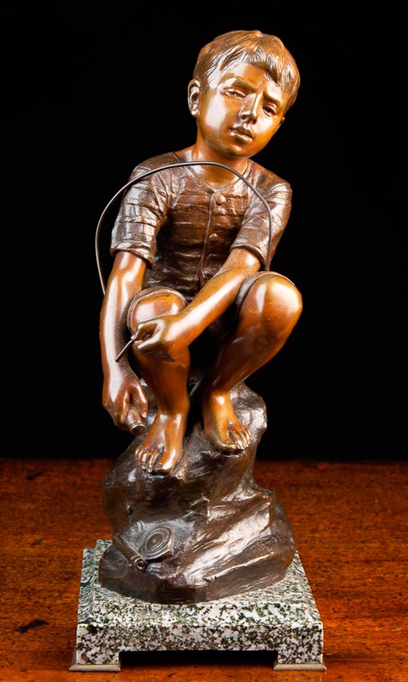 Boy with skipping rope sat on a rocky (Мальчик со скакалкой, сидящий на скале)