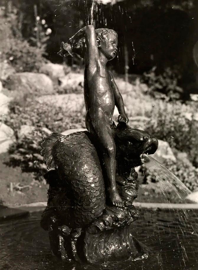 Gutten på delfinen (Мальчик на дельфине), 1921-1922/1929