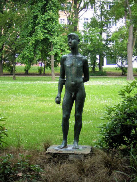 Knabe mit Apfel (Мальчик с яблоком), 1966 bronze