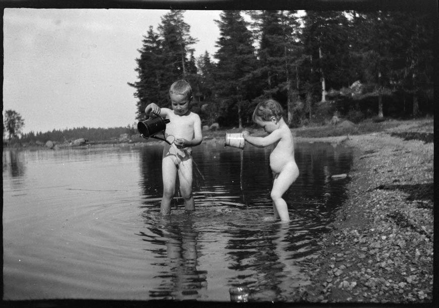 Tom ja Uhra Simberg leikkivät Pellingin rantavedessä (Том и Ура Симберг играют в воде на пляже Пеллинг), 1916