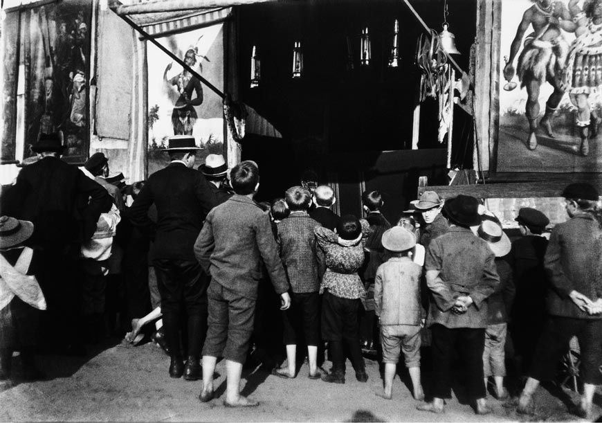 Children in front of a fairground exhibit with Sioux Indians (Дети перед ярмарочной выставкой с индейцами сиу), 1897