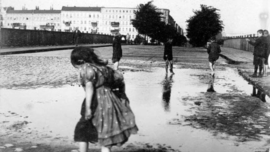 Kinder auf der Knobelsdorffbrücke (Дети на Кнобельсдорфском мосту), Sommer 1898