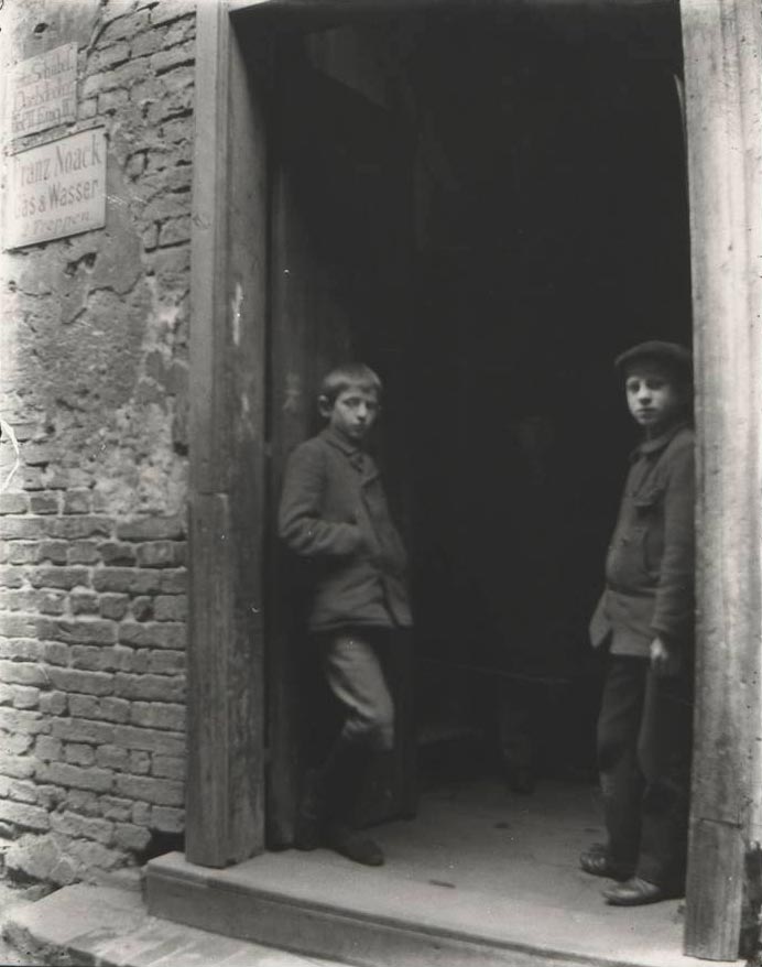 Hausdurchgang im Krögel mit drei Jungen (Проходной дом в Крёгеле с тремя мальчиками), 1898